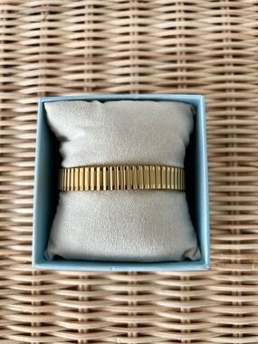 Gold Stretch Bracelet – Minimal & Chic (New w/ Box)
